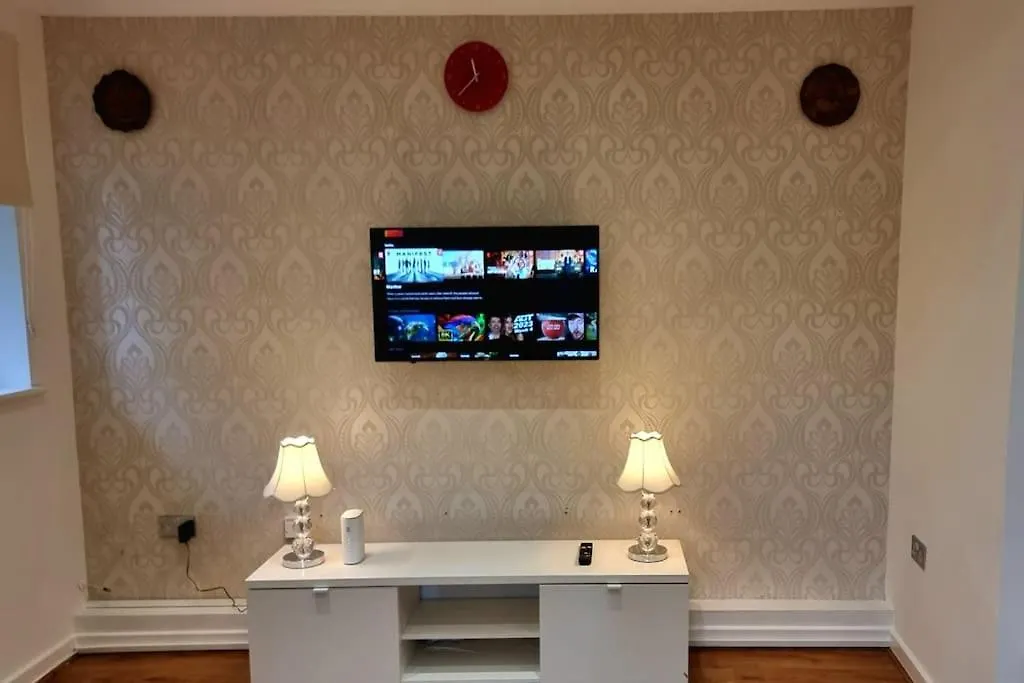 Specious Parkview Apartment, 4 Mins Walk To Underground Ilford 0*,  Reino Unido