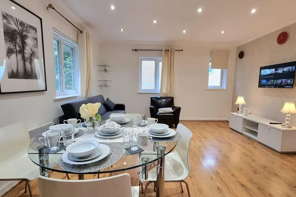 Apartamento Specious Parkview Apartment, 4 Mins Walk To Underground Ilford